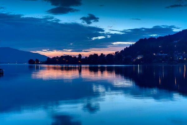 Schöne Dämmerung am Flusslandschaft