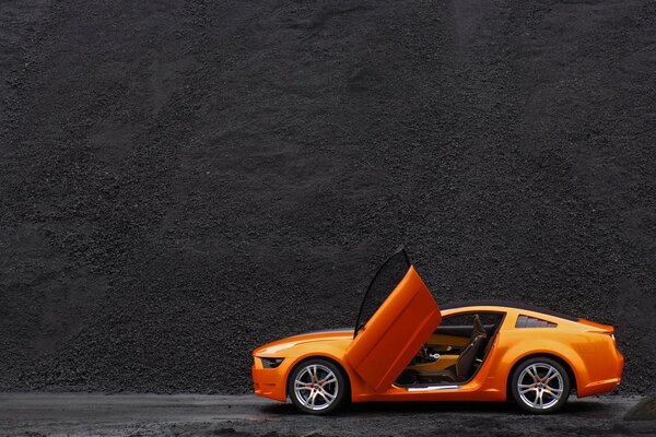 Coche de carreras naranja con puerta levantada