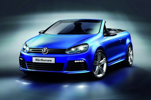 Cabriolet bleu sur fond sombre