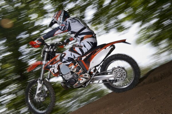 Course de moto dans la forêt