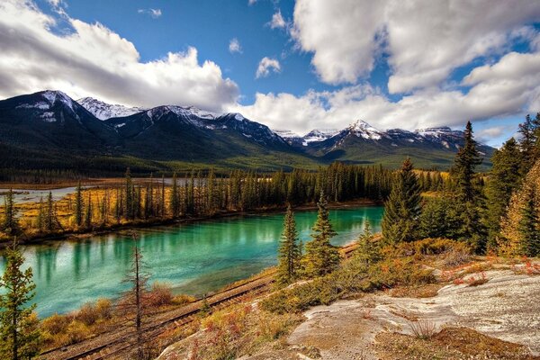 Hermoso paisaje de otoño con montañas