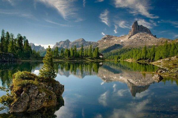 Reflejo en el lago de las montañas y el cielo