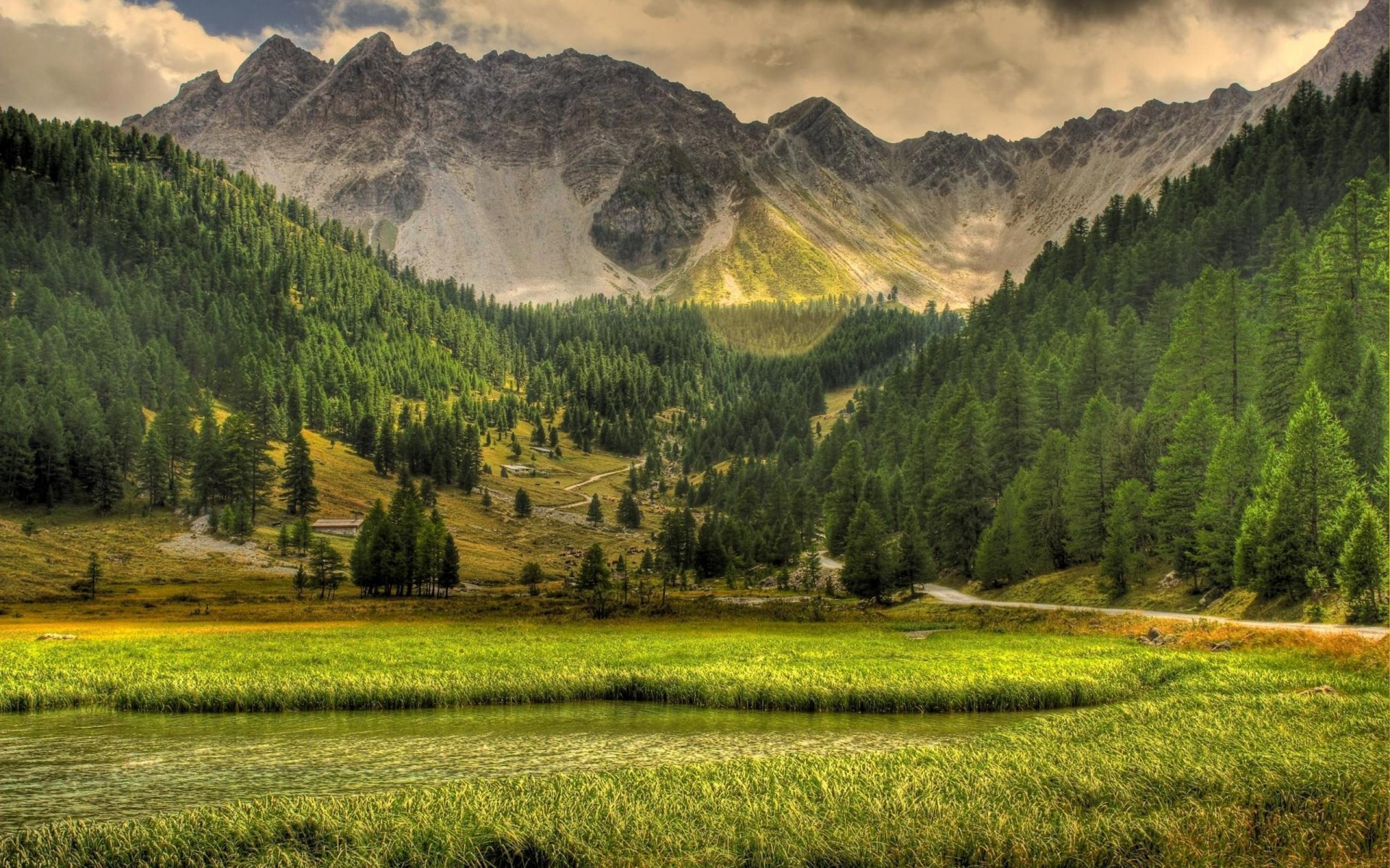 landschaft landschaft berge natur tal holz reisen baum himmel landschaftlich im freien hügel sommer gras landschaft herbst heuhaufen grün bäume wald