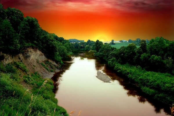 Amanecer junto al agua en la naturaleza temprano en la mañana