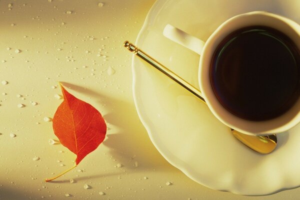 Im Morgengrauen einen heißen Kaffee trinken