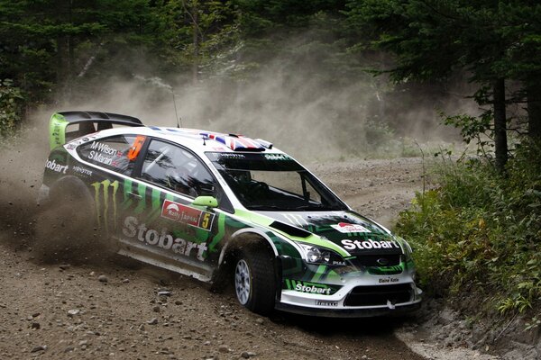 Ford focus en la pista de carreras de Rally