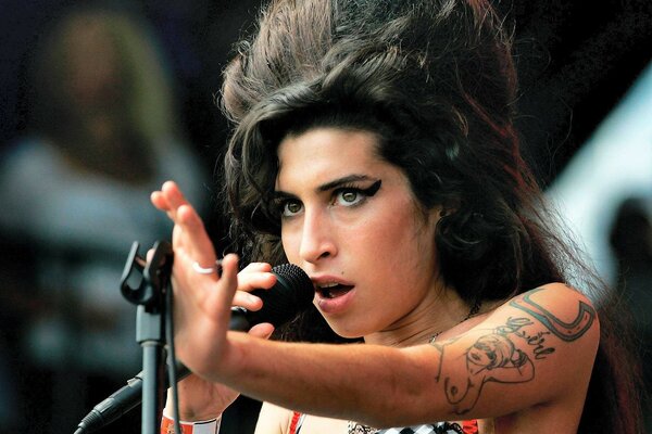 Sahnede mikrofonlu Amy winehouse