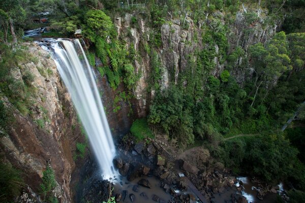 Wasserfall auf einem mit Gras bewachsenen Berghang