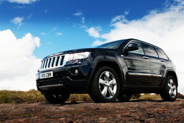 Auto jeep in nero sulla strada