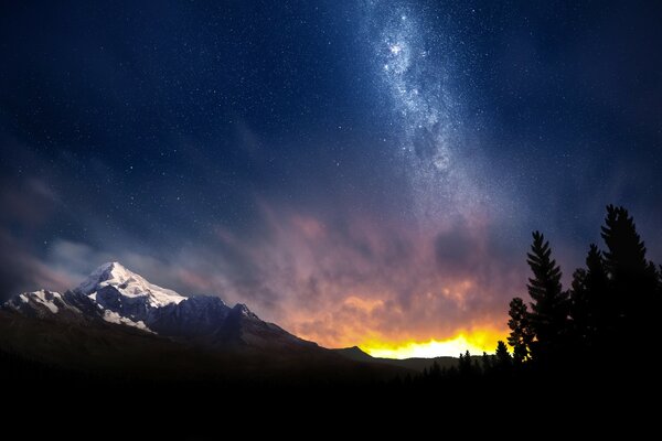 Montañas nevadas tarde en la noche y brillante puesta de sol dorada