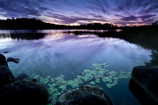 Reflejo del cielo al atardecer en el lago