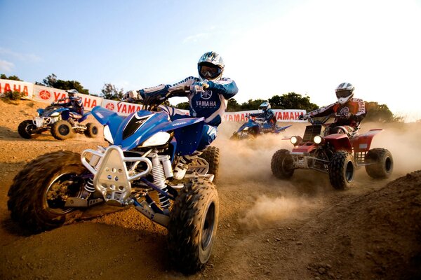 Yamaha ATV Racing en carretera de tierra