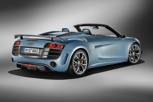 Audi azul open top em fundo cinza