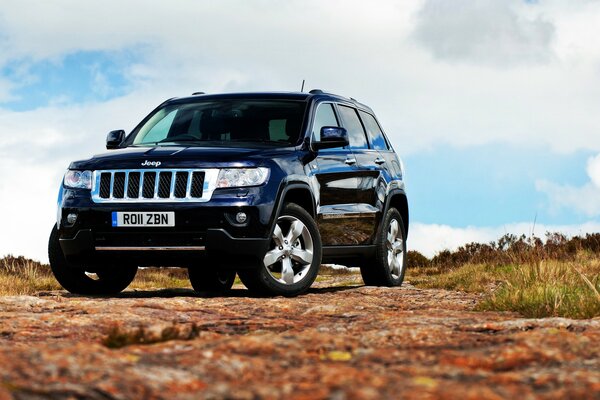 Voiture jeep sur fond de nature