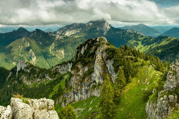 Bela paisagem montanhosa com nuvens