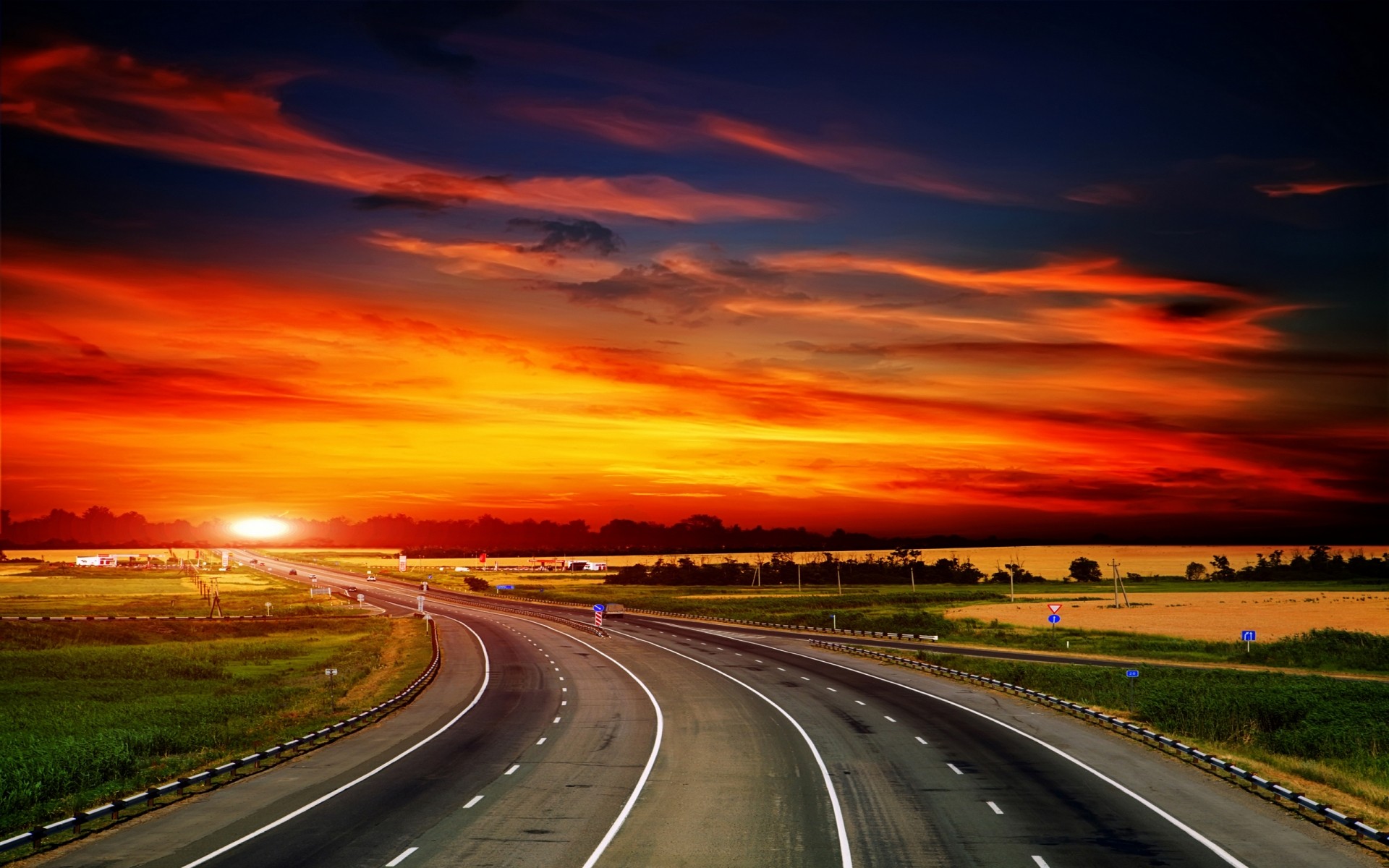 landschaft straße autobahn schnell verkehr transportsystem asphalt auto sehnen fahren lange unschärfe straße führung dramatisch beeilen sie sich verkehr reise perspektive dämmerung nacht autobahn wolken himmel