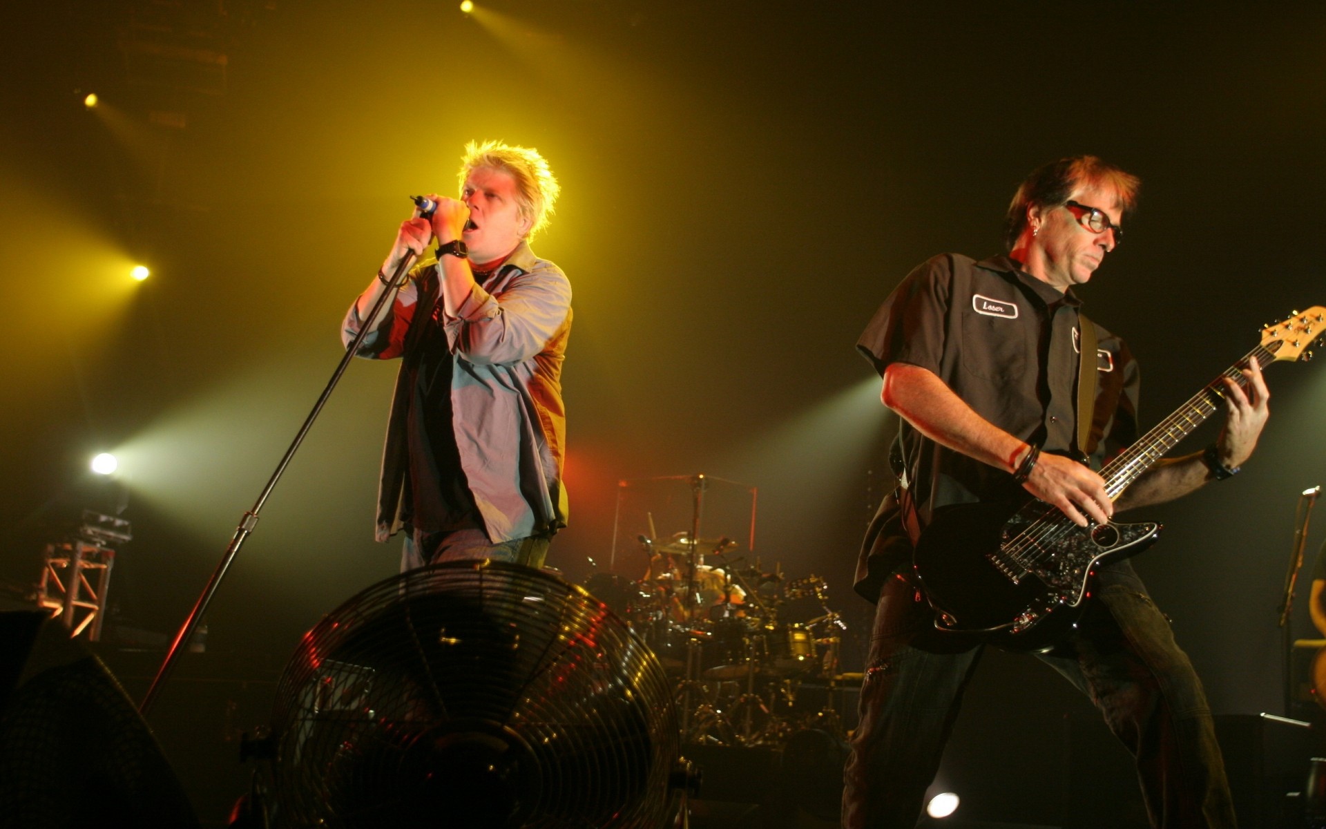 groupe de musique performance concert musique musicien chanteur bande guitare scène festival guitariste instrument à cordes instrument punk rock dexter holland