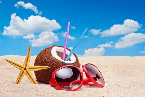 Vacanza sulla spiaggia estiva su uno sfondo di cielo blu