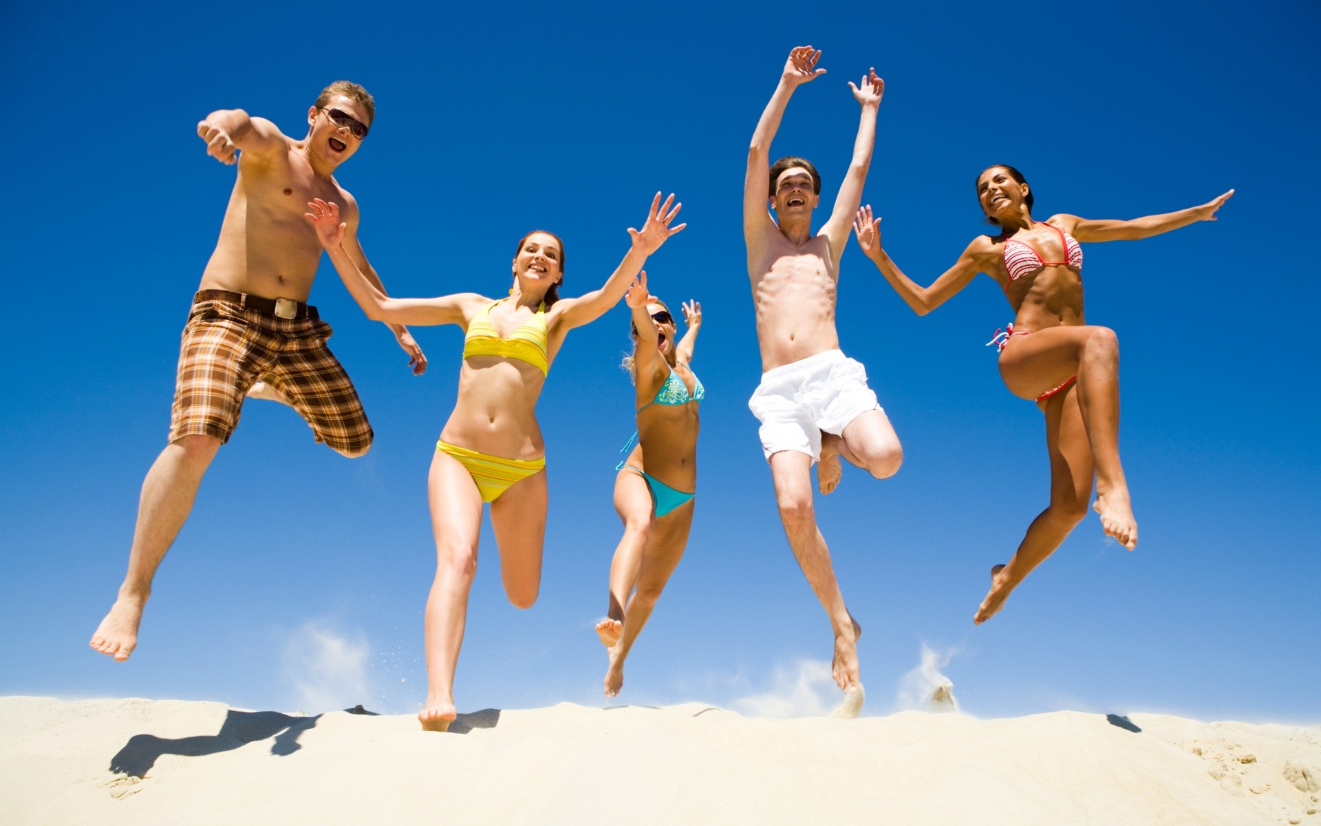 sommer urlaub vergnügen frau mann strand vergnügen sand erwachsener bewegung aktion freude himmel sorglos reisen urlaub meer sonne sonnig mann mädchen paare