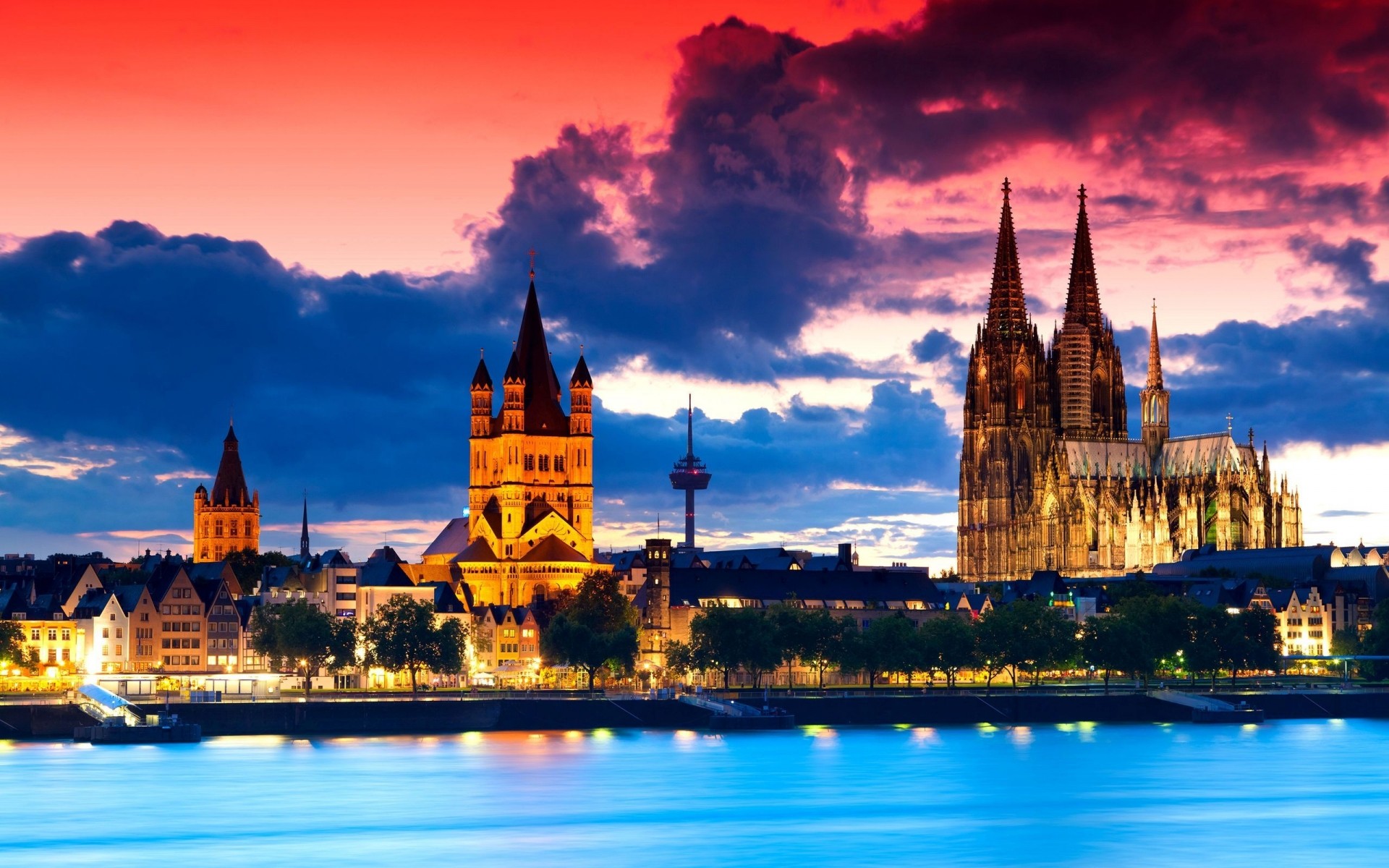 germania architettura viaggi chiesa casa cattedrale crepuscolo città cielo punto di riferimento sera torre vecchio fiume religione gotico turismo illuminato urbano notte luce