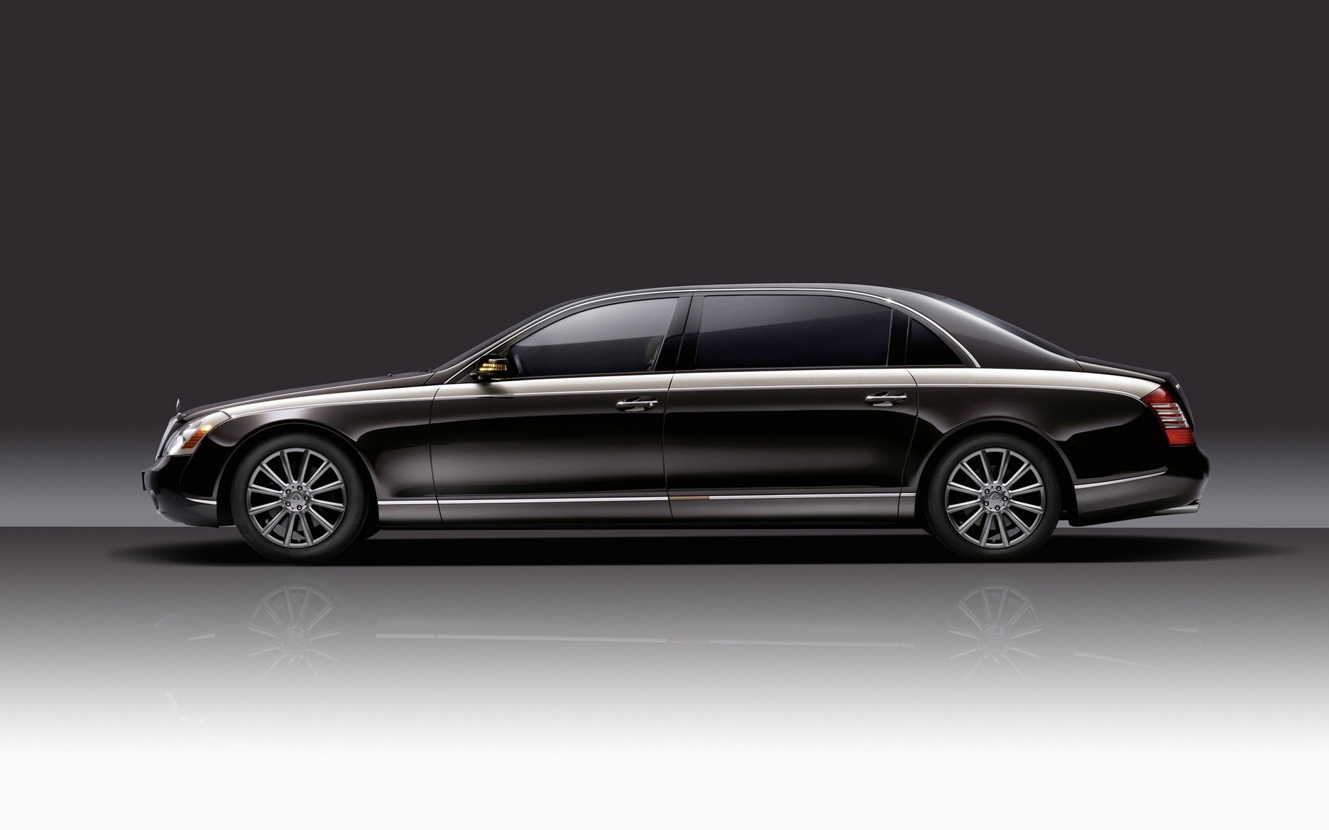 maybach carro carro automóvel chernushka rodas cupê sedan calçada rápido asfalto drive meio-dia pressa sistema de transporte capô