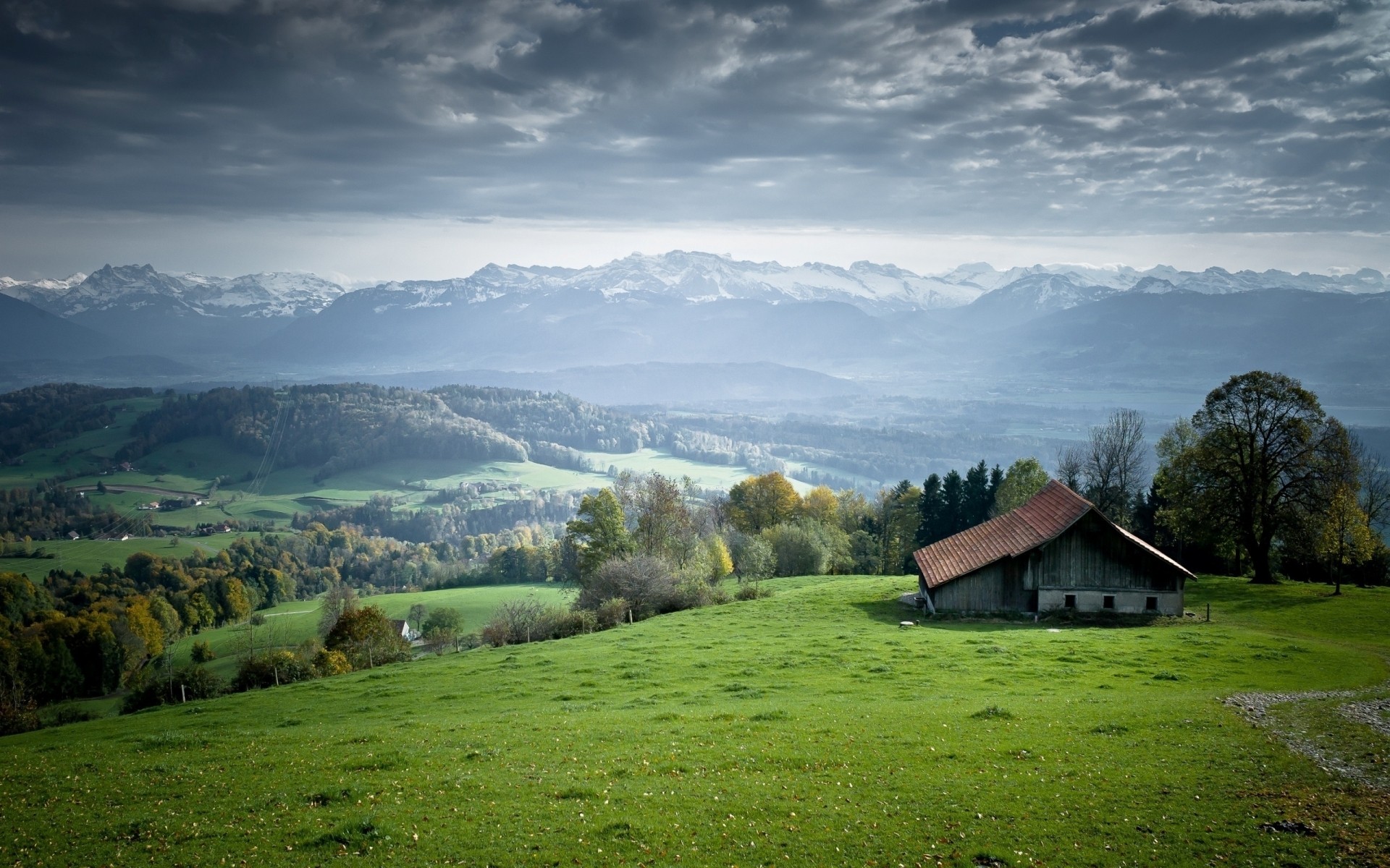 landschaft landschaft natur gras himmel berge reisen im freien holz des ländlichen sommer bauernhof baum hügel heuhaufen landschaft haus tal hütte wolke frühling sumeer grün landschaft