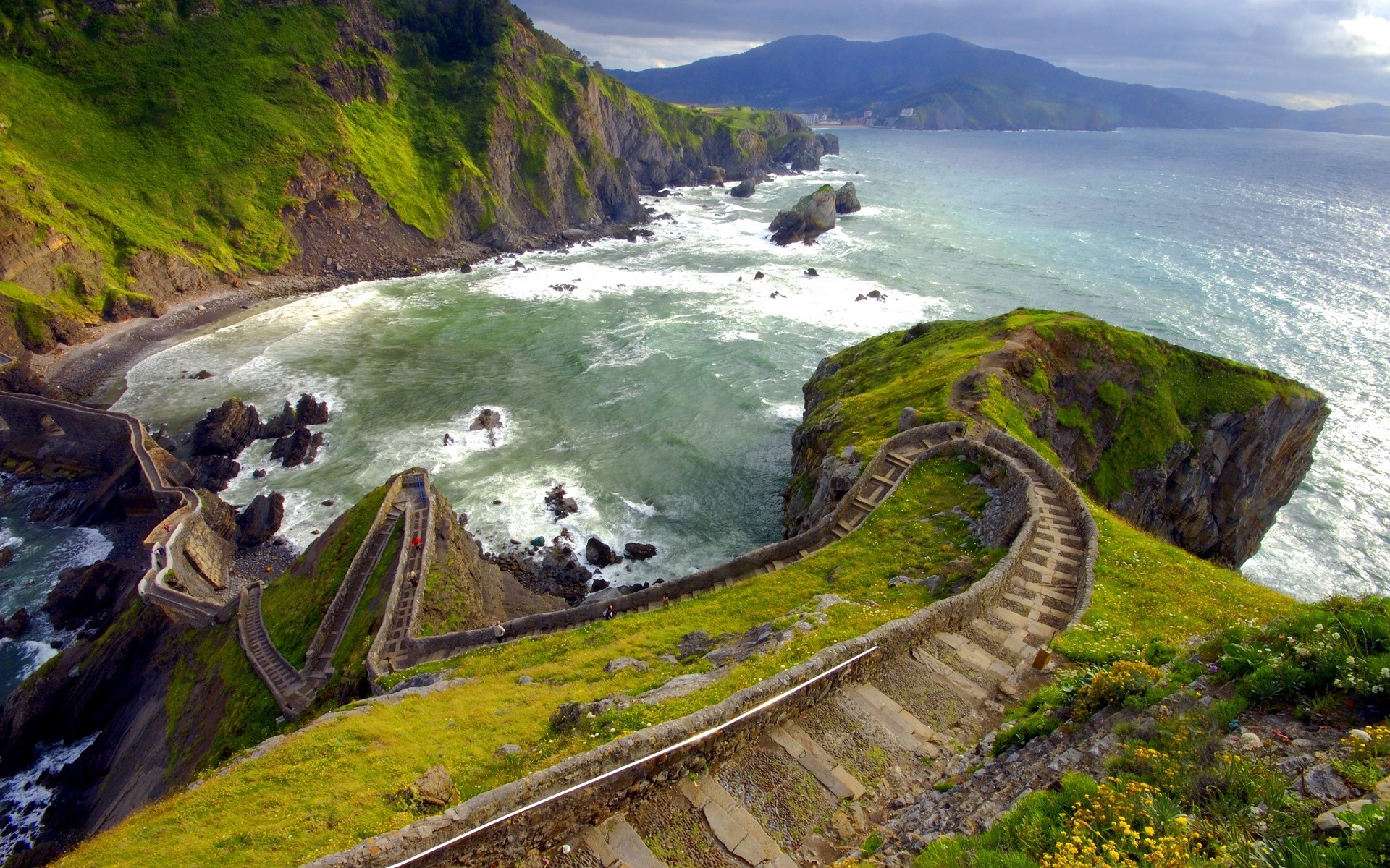 风景 水 旅游 景观 自然 户外 风景 山 岩石 天空 海洋 草 山 夏天 旅游 海 山 绿色