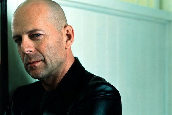 Bruce Willis sullo sfondo del muro