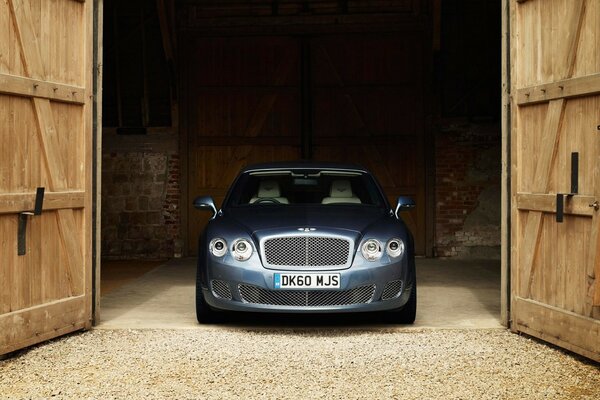 Bentley en el garaje está de pie, y la puerta está abierta