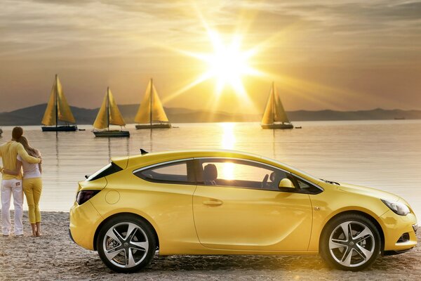 Auto opel sullo sfondo della spiaggia