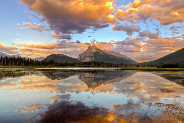 Spiegelreflexionen des Himmels und der Berge. Faszinierender Blick