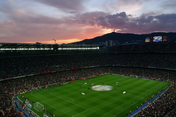 Stadion vor dem Hintergrund der Berge und der untergehenden Sonne