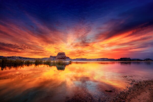 Lago en el fondo de la puesta de sol