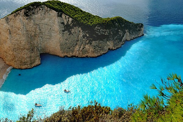Греция, морская вода и зеленый берег