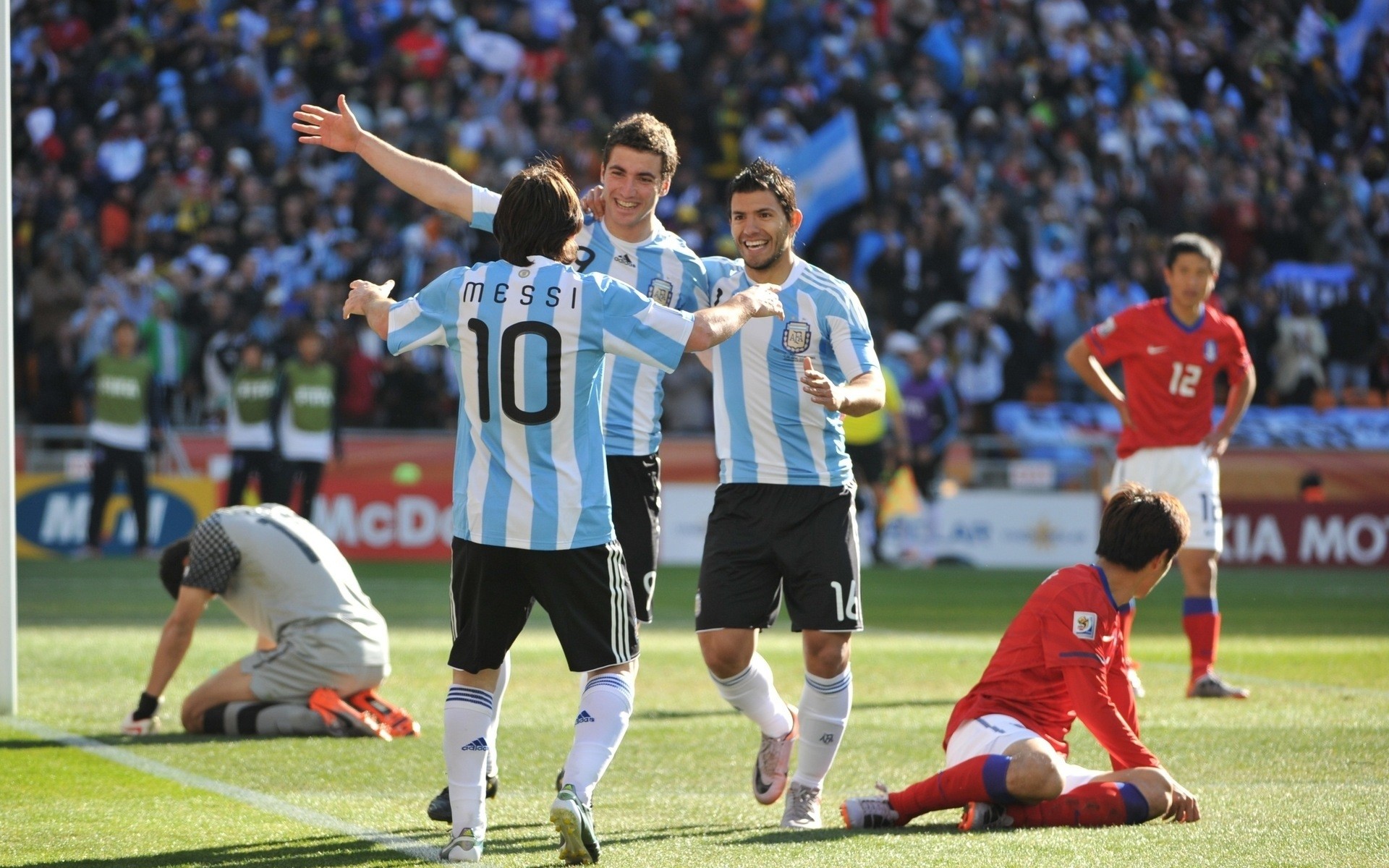 calcio calcio concorso partita palla stadio giochi obiettivo atleta uomo calciatore piedi pallone da calcio adulto agüero messi giocatori maschio