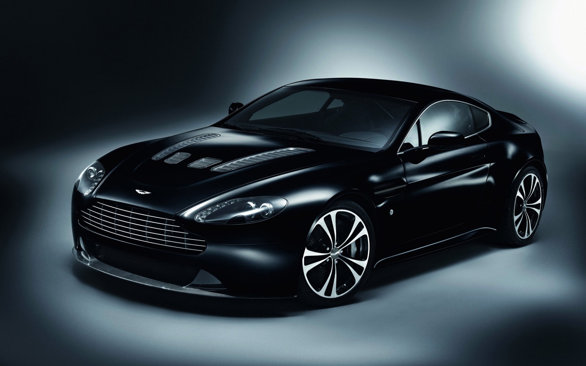 aston martin auto räder auto automobil transportsystem coupé fahren schnell mittags rennen limousine klassisch motorhaube aston martin vantage