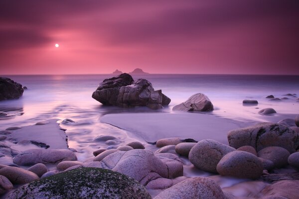 Strand in der purpurroten Farbe des Sonnenuntergangs