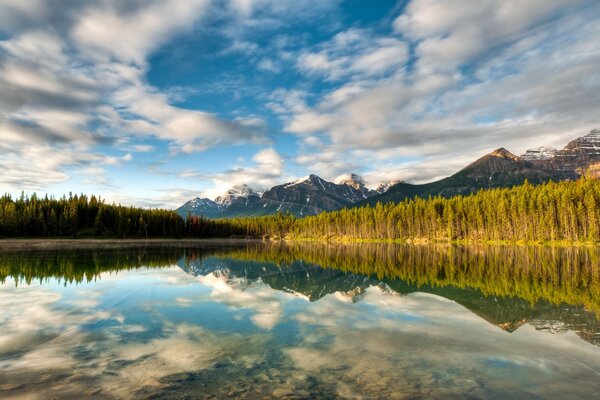 Ein reiner Bergsee, in dem sich die Wolken widerspiegeln