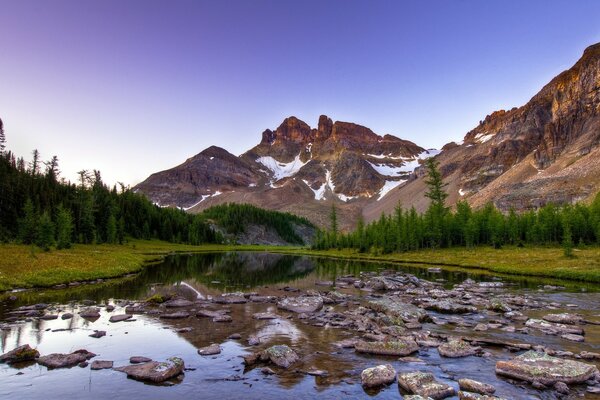 Plan d eau dans le massif montagneux