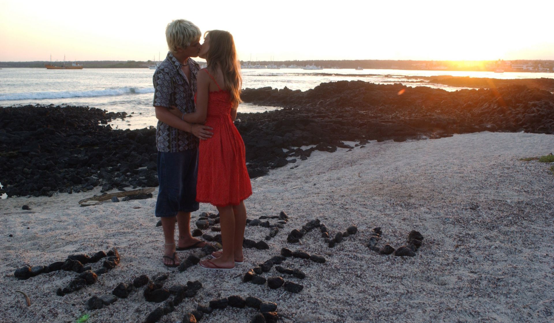 couples amoureux plage mer mer sable eau océan deux enfant en plein air coucher de soleil