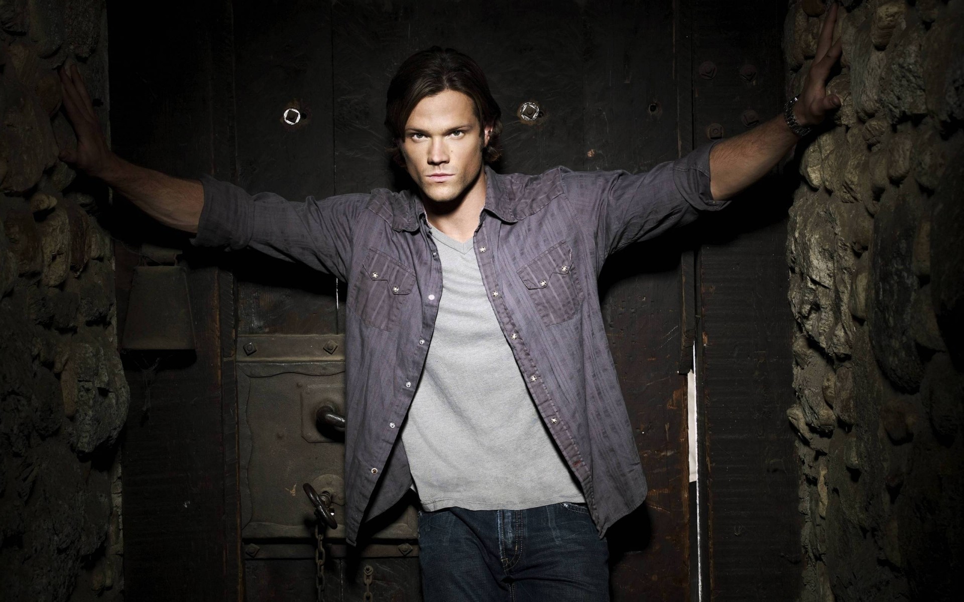 attori singolo adulto ritratto uomo scuro interno indossare jared padalecki soprannaturale attore maschio