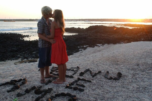 Amantes besándose en la playa