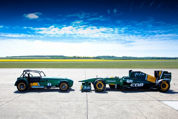 Voiture de sport sur la piste. Course