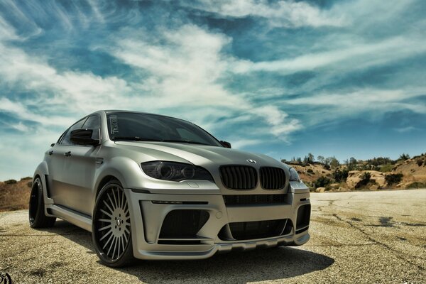 Gris BMW dans le désert