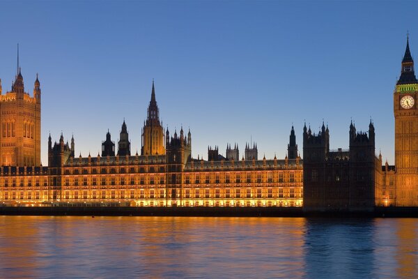 Edifício do Parlamento iluminado no Reino Unido