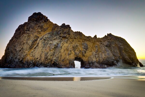 Arco en una roca en el mar