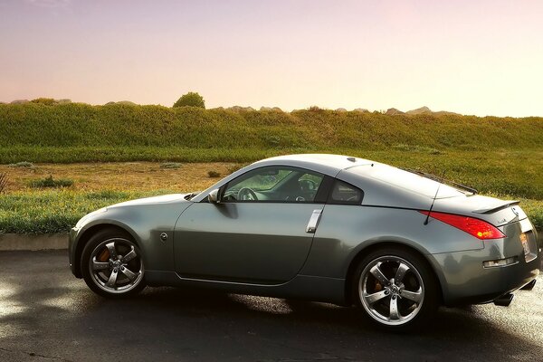 Nissan sur fond de paysage au coucher du soleil