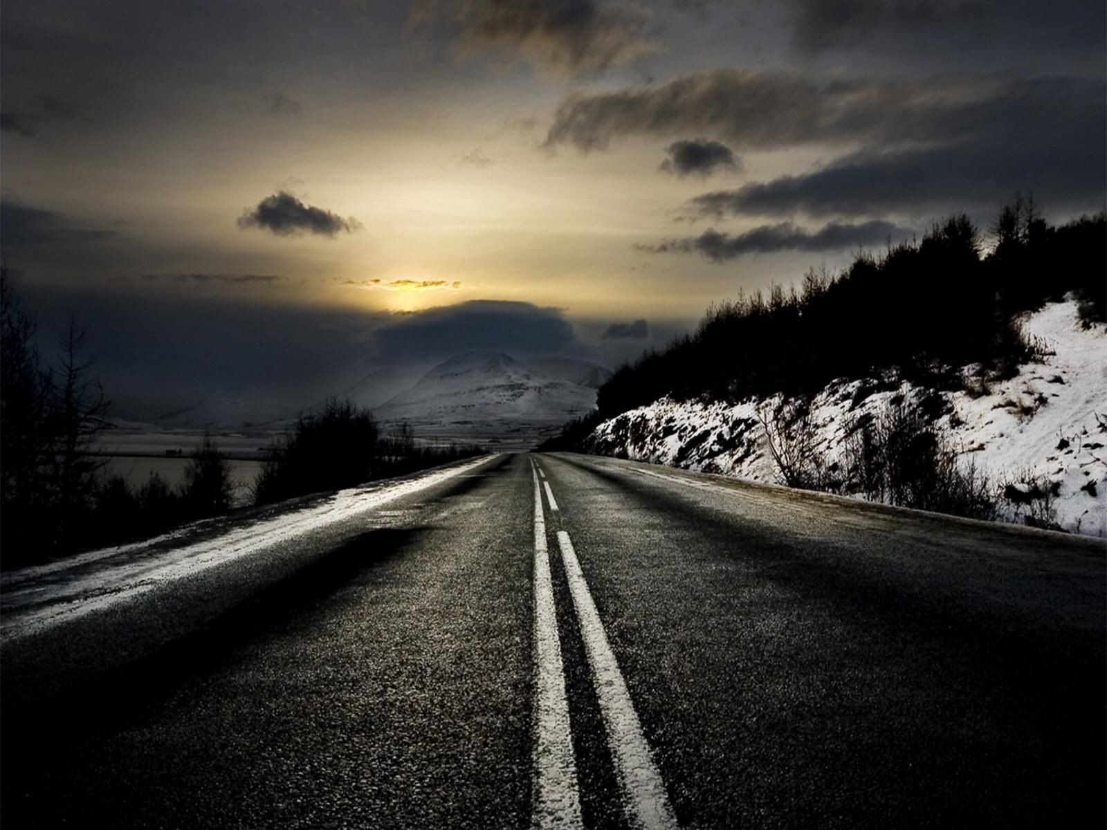 route paysage monochrome guide rue ciel coucher de soleil lumière neige hiver aube arbre voyage nature soleil asphalte autoroute sombre perspective