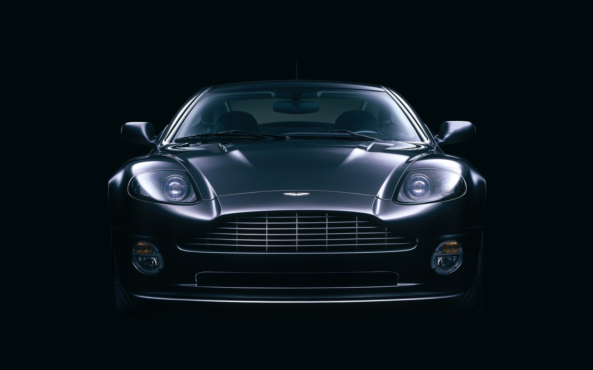 aston martin automóvil automóvil automóvil ruedas coupé sistema de transporte sedán negro capó acera mediodía cromo