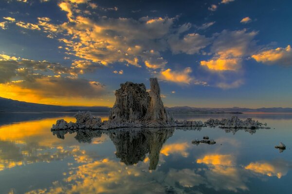 Hermosa puesta de sol en el agua. naturaleza invernal